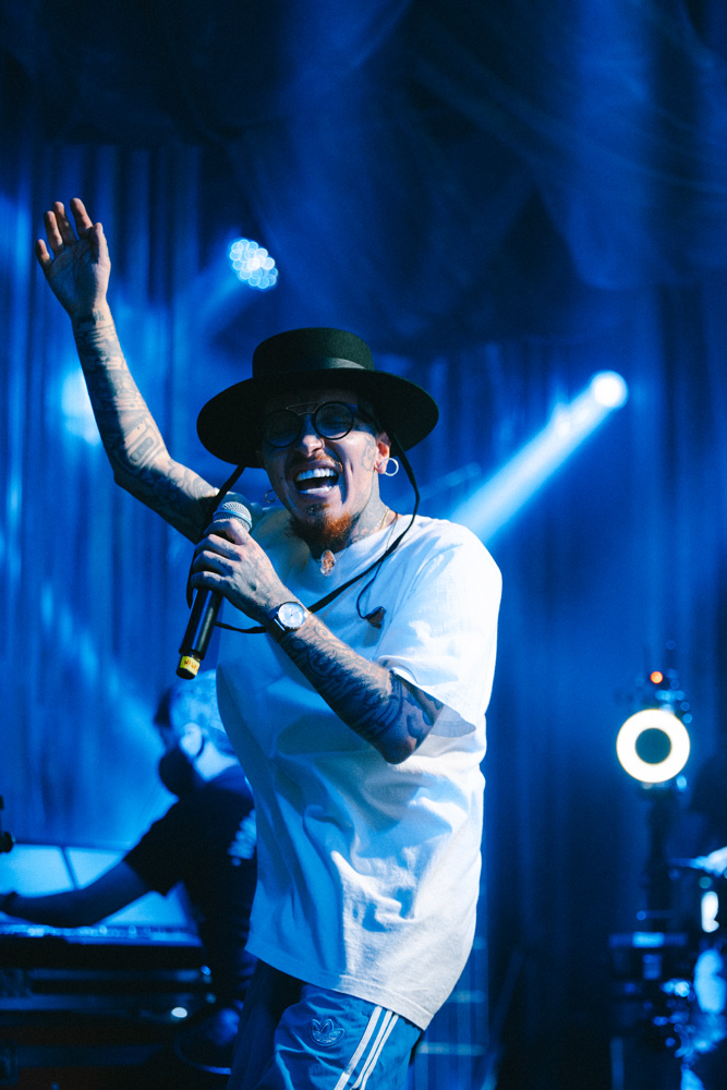 large_array_of_claypaky_fixtures_illuminates_colombian_rapper_nanpa_basico_s_live_streamed_kosmo_concert_03_L