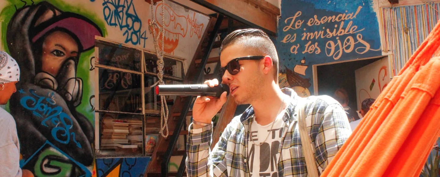 rapping-in-the-casa-morada-patio