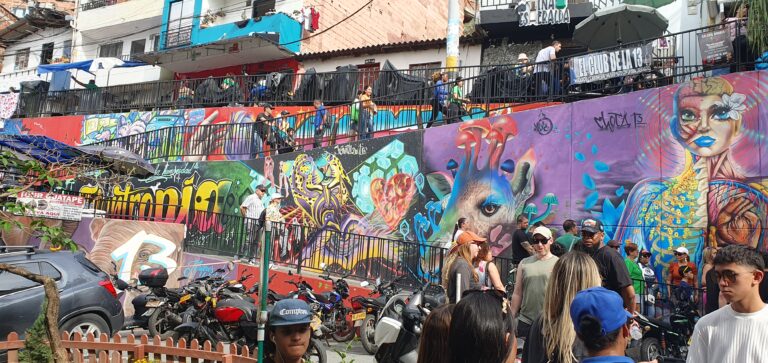 Grafitti_-_Plaza_-_Comuna_13_-_Medellín_-_Colombia_2024 (1)