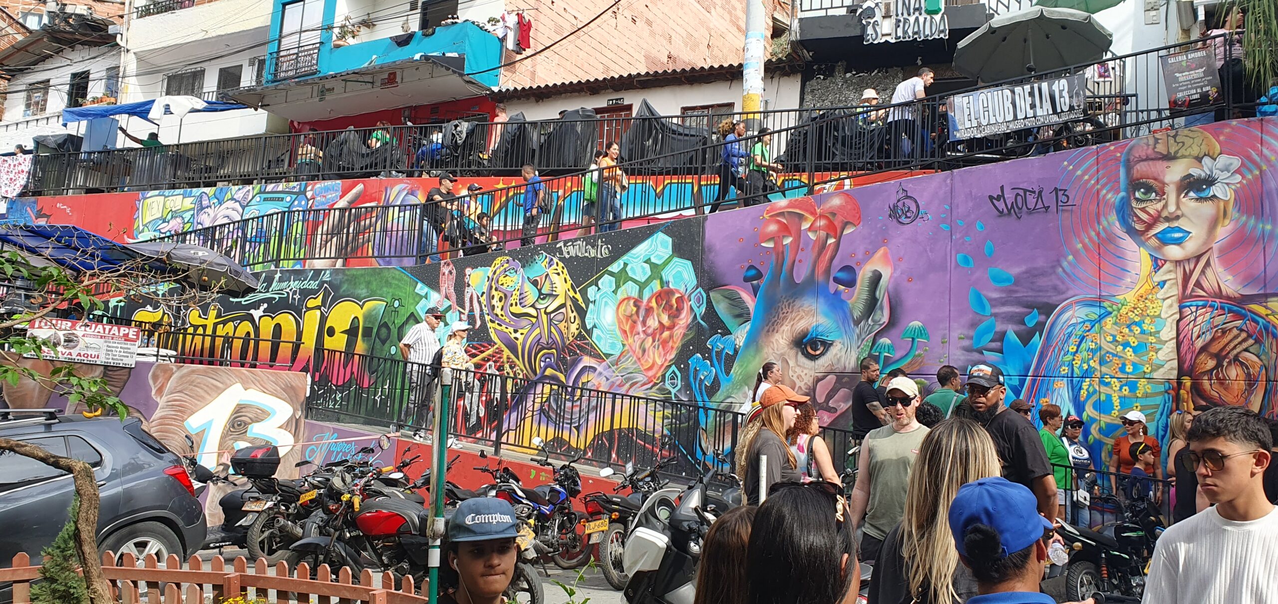 Grafitti_-_Plaza_-_Comuna_13_-_Medellín_-_Colombia_2024 (1)